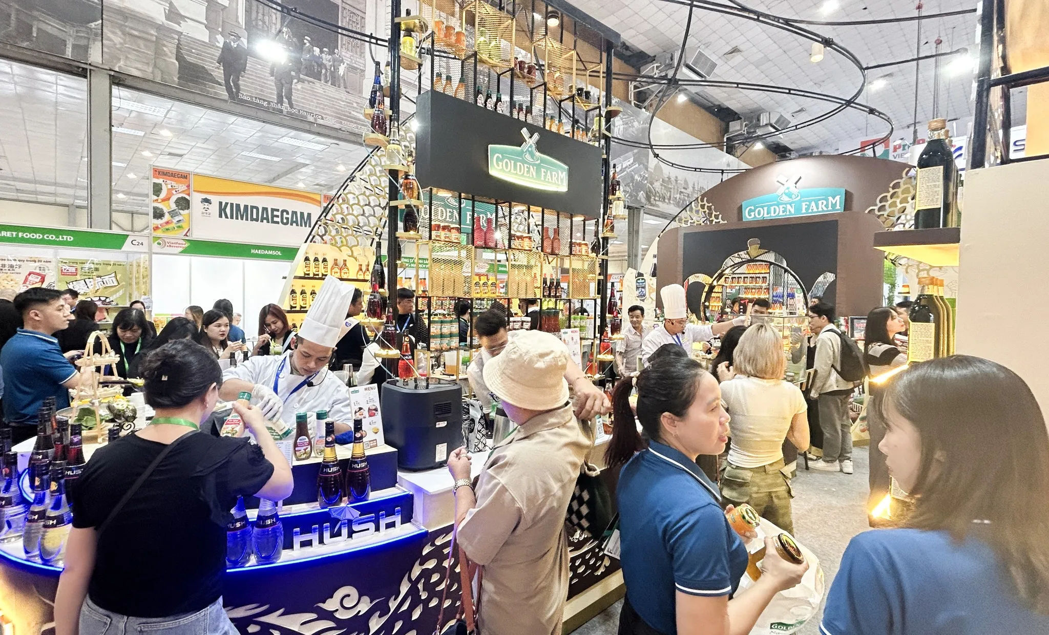 Nhiều gian hàng gây ấn tượng với thiết kế độc đáo tại Vietfood & Beverage – Propack 2024 Hà Nội