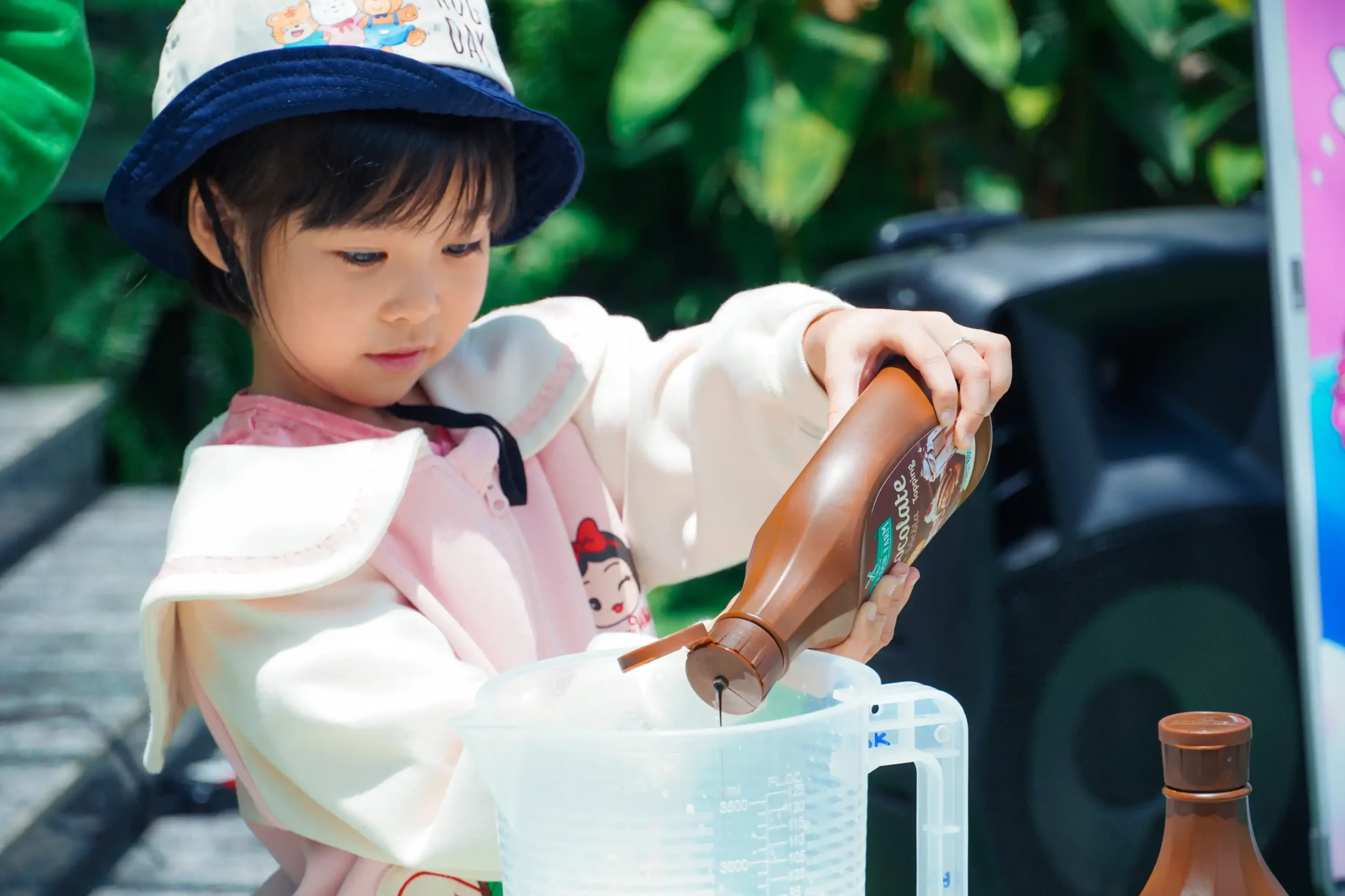 Betutayvaobepchebienmonnuocyeuthich Golden Farm Bé tự tay pha chế món nước thơm ngon từ Xốt Topping Chocolate Golden Farm